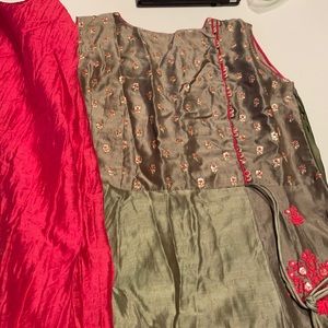 Long gown with tight bottoms and scarf. Indian outfit size L never worn.
